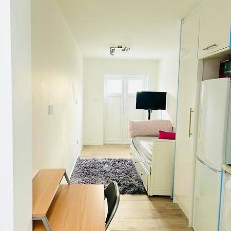 Lovely En-Suite Studio With Kitchen And Free Parking With Walking Distance To Tube Station And Short Train Ride To Central London!! Нортвуд Экстерьер фото