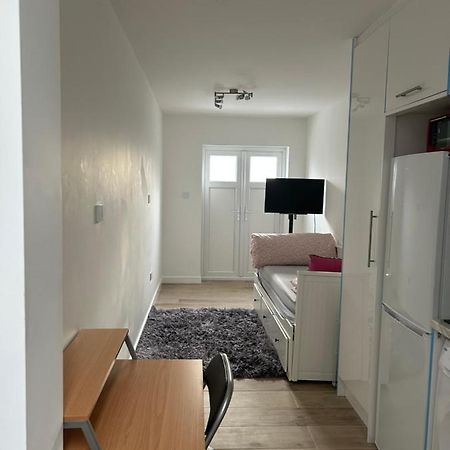 Lovely En-Suite Studio With Kitchen And Free Parking With Walking Distance To Tube Station And Short Train Ride To Central London!! Нортвуд Экстерьер фото