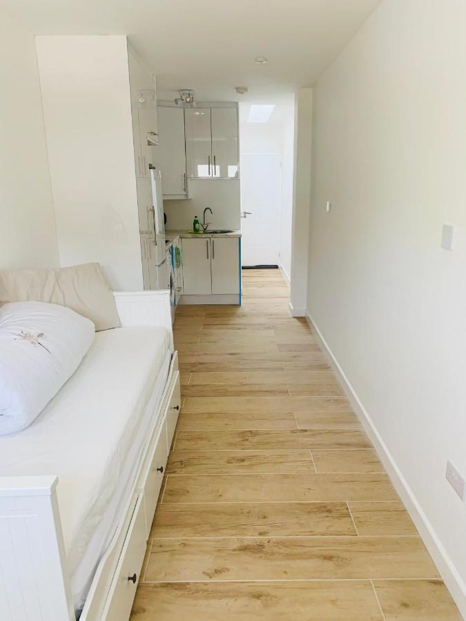 Lovely En-Suite Studio With Kitchen And Free Parking With Walking Distance To Tube Station And Short Train Ride To Central London!! Нортвуд Экстерьер фото