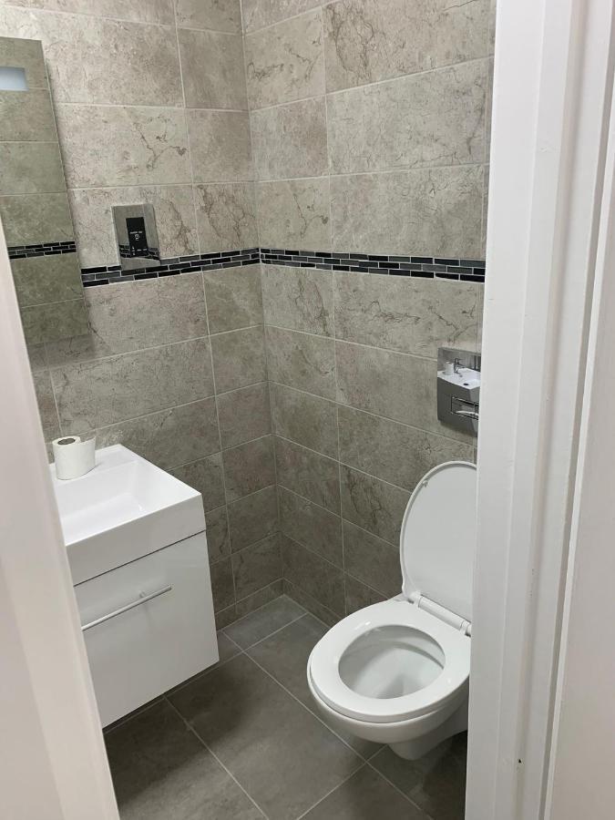 Lovely En-Suite Studio With Kitchen And Free Parking With Walking Distance To Tube Station And Short Train Ride To Central London!! Нортвуд Экстерьер фото